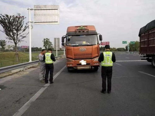 南通交通執(zhí)法支隊節(jié)日堅守一線 嚴查“兩客一危”及貨運車輛保障道路安全